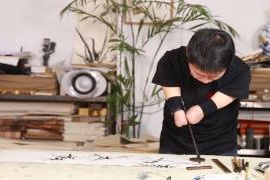 43岁无手画家考上博士,给高考生送上硬核寄语