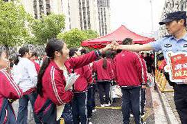 民警与考生击掌送祝福