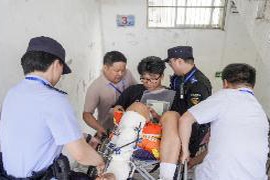 四人合力抬轮椅 护送骨折考生往返考场